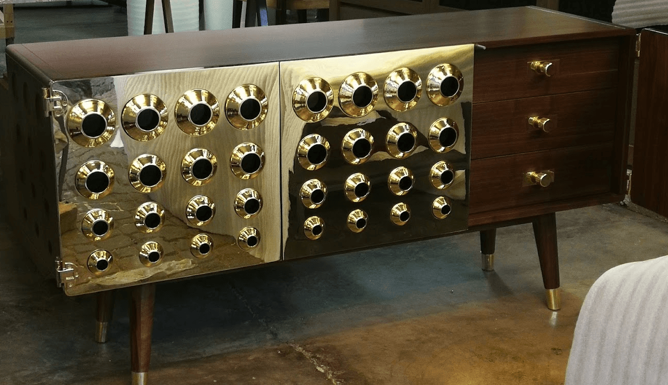 Bufetero con detalles de latón brillante