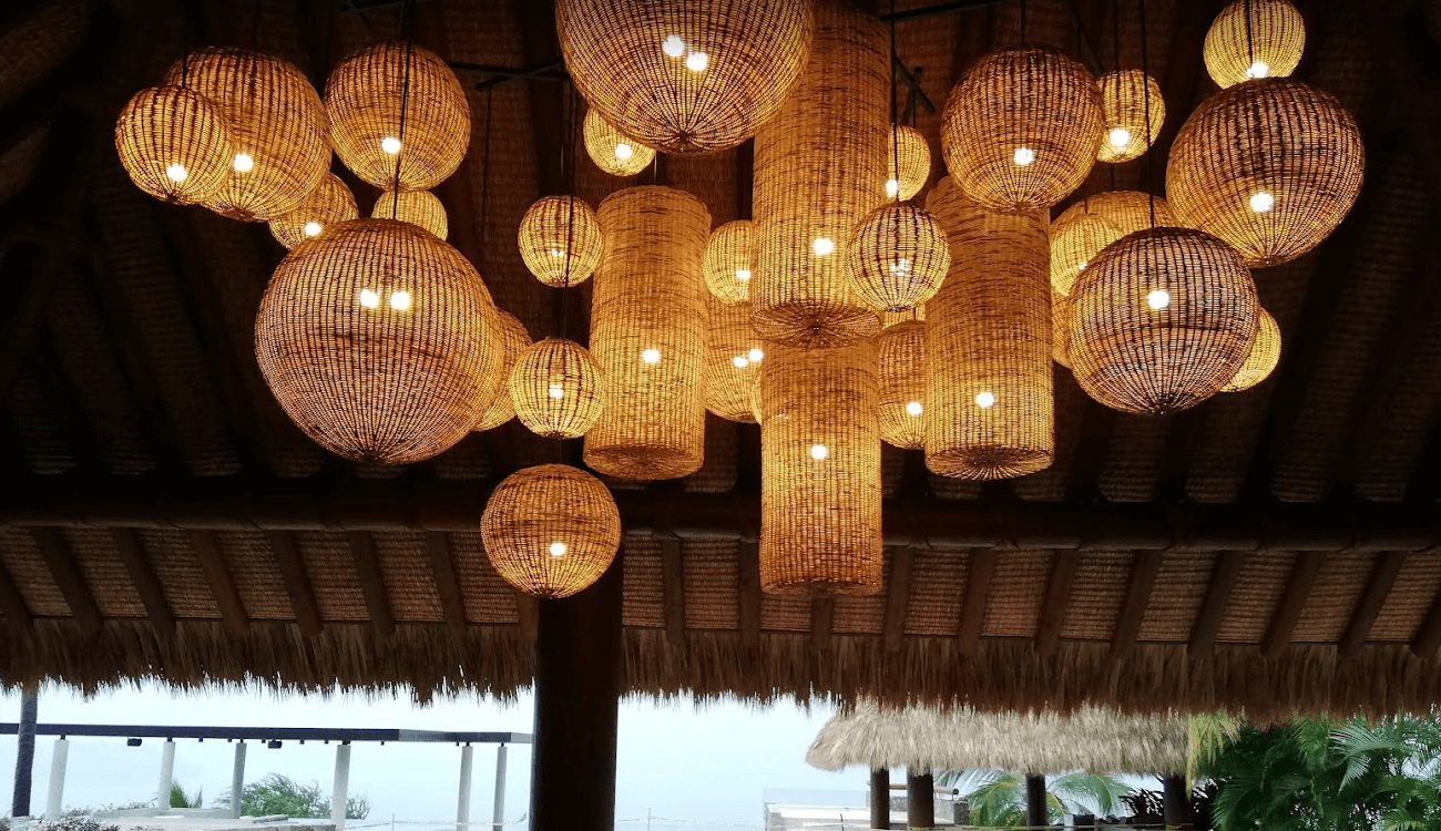 Candil muy grande con lámparas de ratán