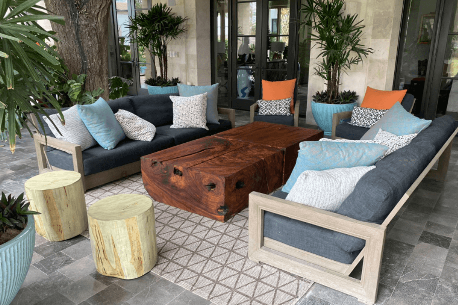 Sillones al exterior, dos sillones con una mesa de centro de tronco