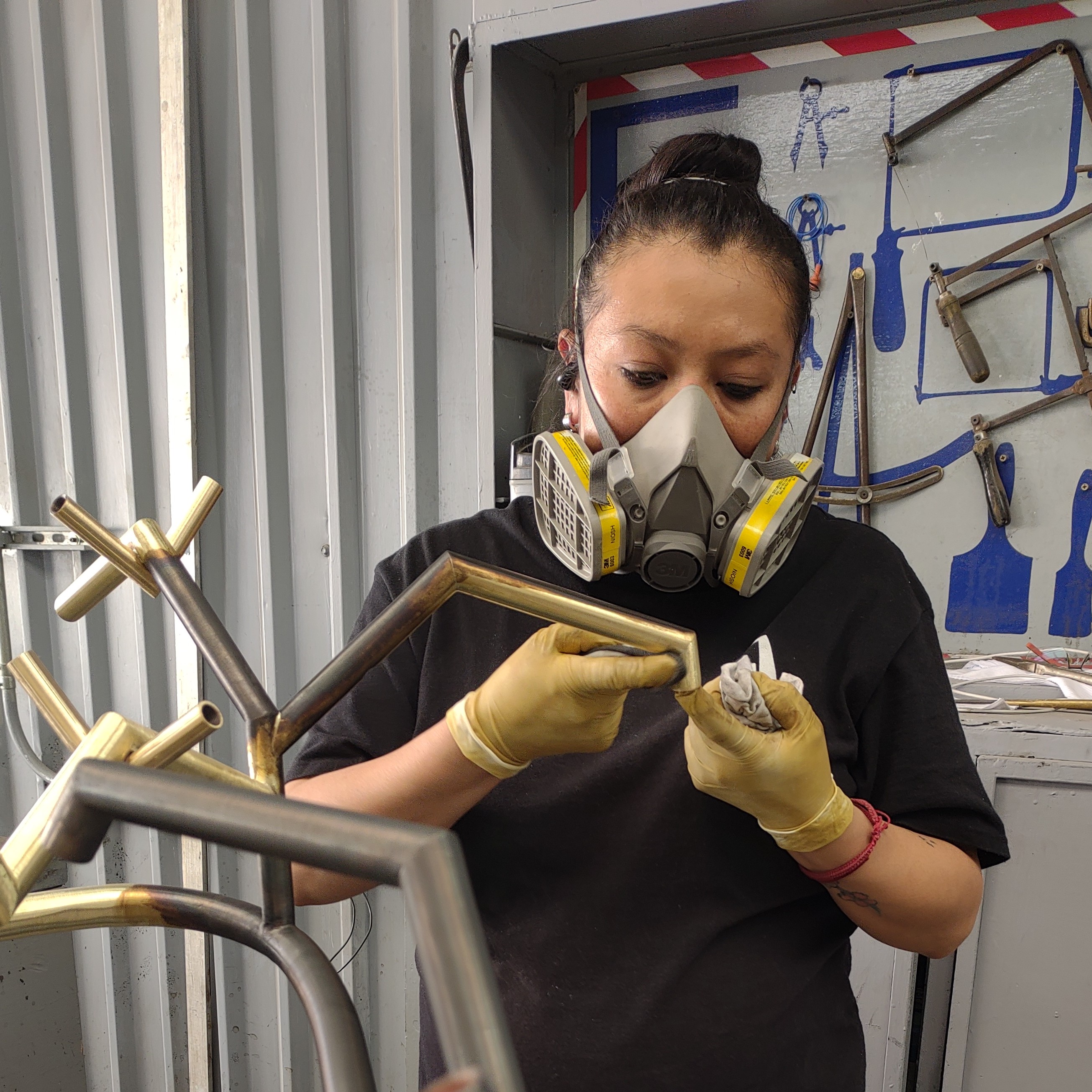 Unas manos soldando un cuenco de latón