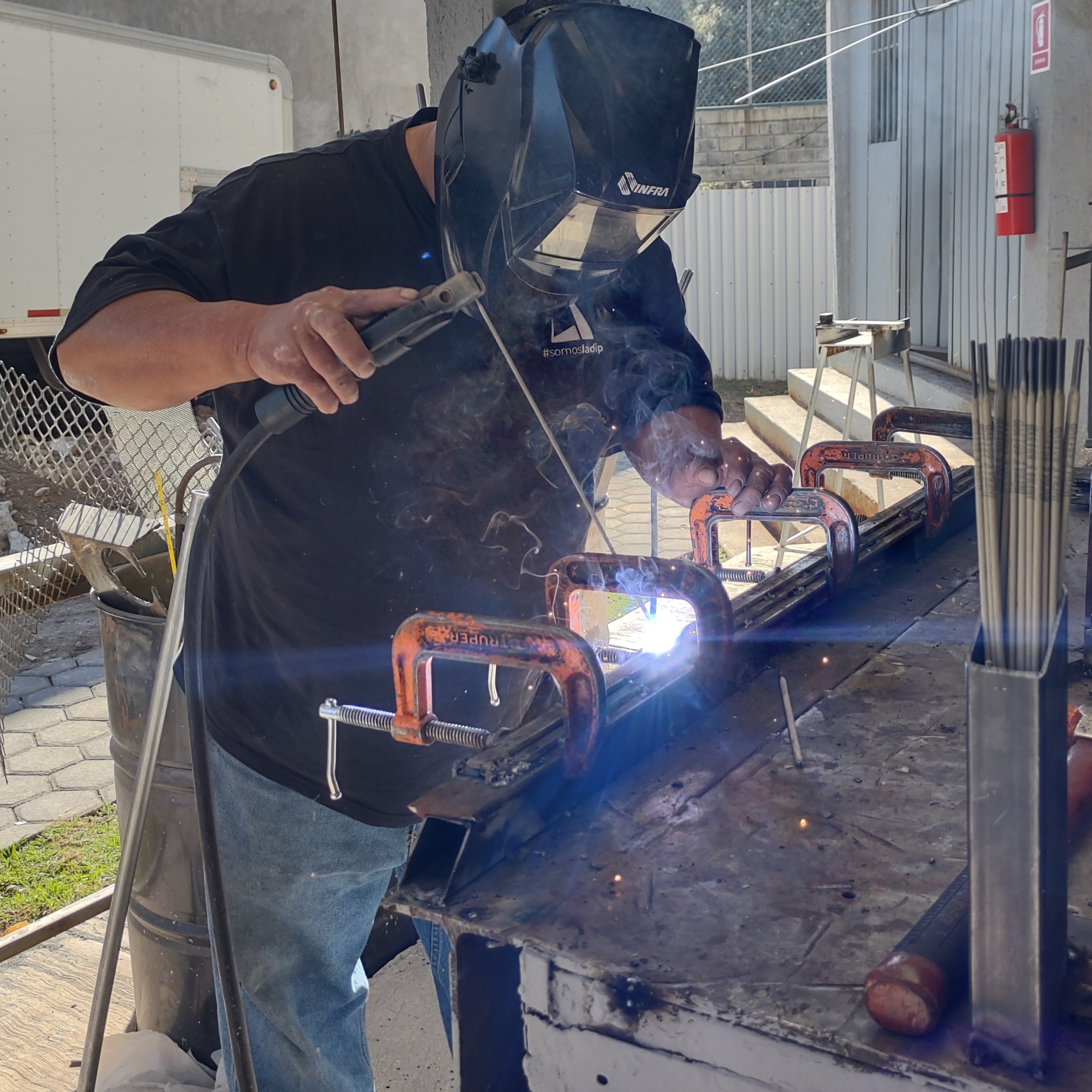 Una máscara de soldar y materiales metálicos