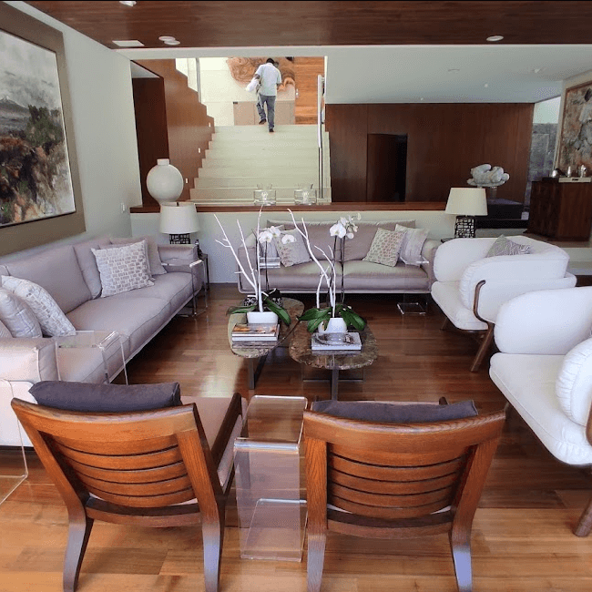 Sala lujosa con muebles de madera