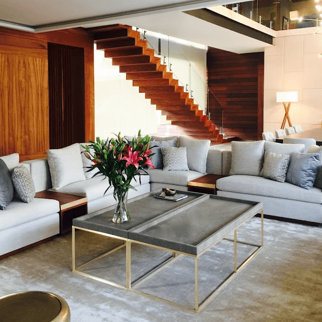 Sala lujosa con sillón y mesa de centro