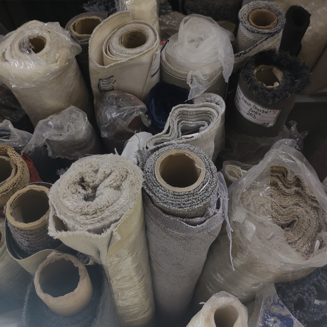 Rollos de tela apiladas