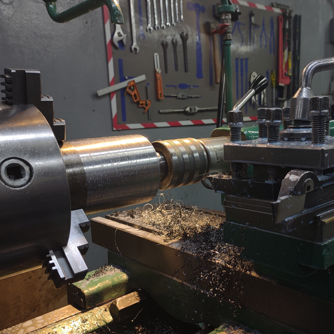 Un torno en funcionamiento